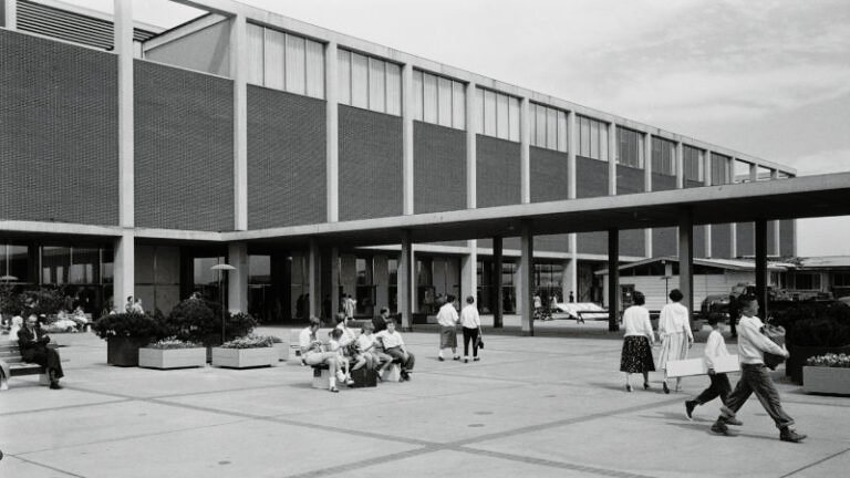 The Secret and Smart Reasons Shopping Malls Don’t Have Windows